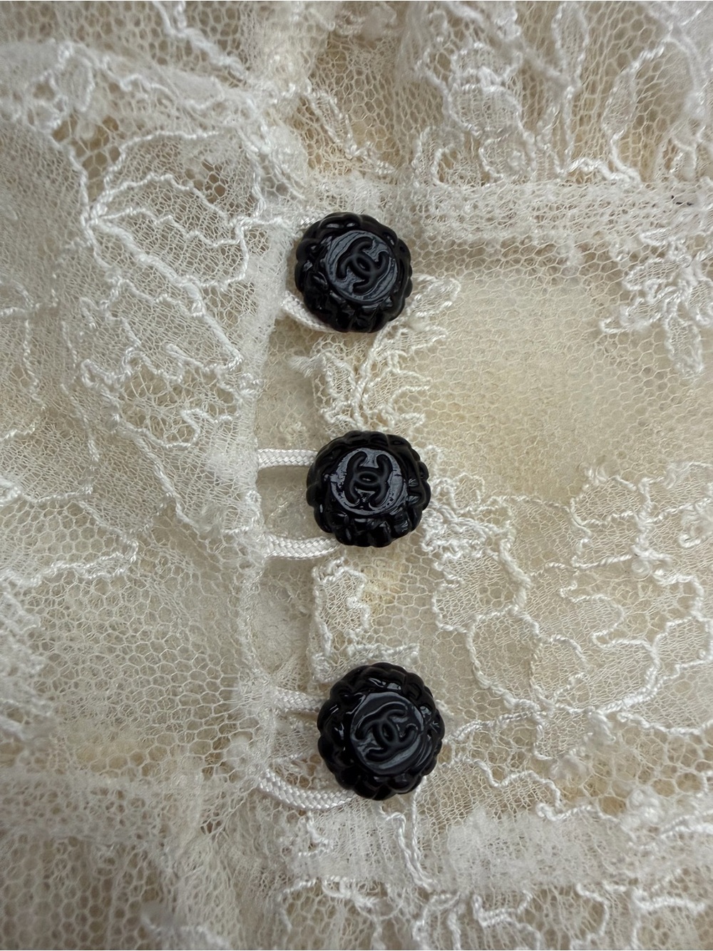 CHANEL Ivory Lace Detachable Collar with Camellia Black Buttons - Picture 7 of 8